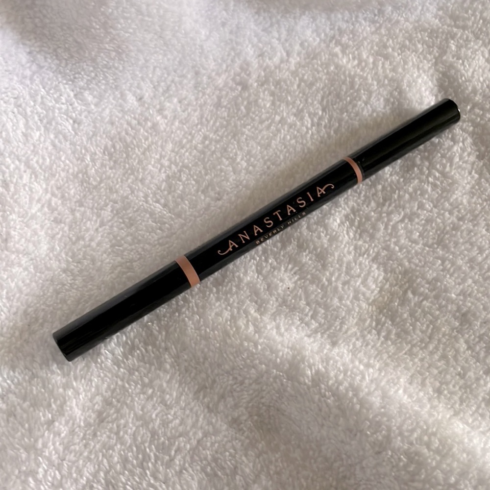 Brow Definer Triangle Tip Retractable Pencil With Spoolie